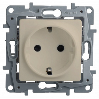 Розетка 2Р+Е нем.стд. со шторками (слоновая кость)  Etika (РФ) в Минске - картинка Картинка: розетка 2р+е нем.стд. со шторками (слоновая кость)  etika (рф) в Минске